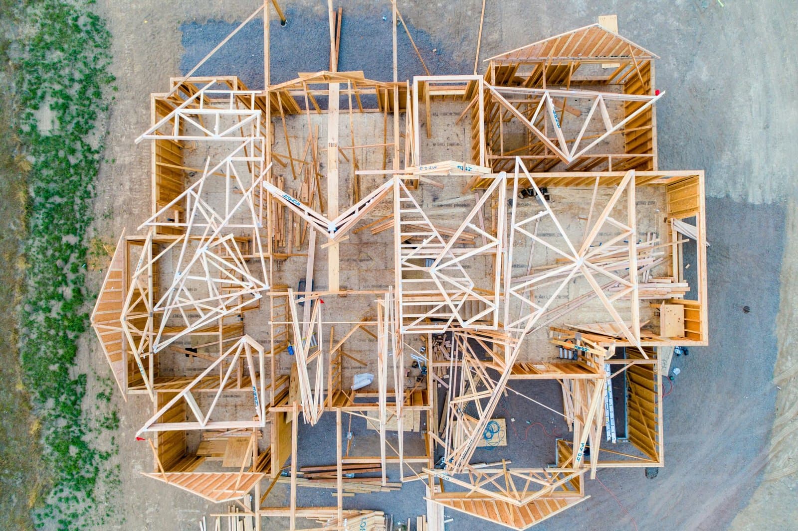 Vue aérienne de la charpente d’un bâtiment en cours de construction.