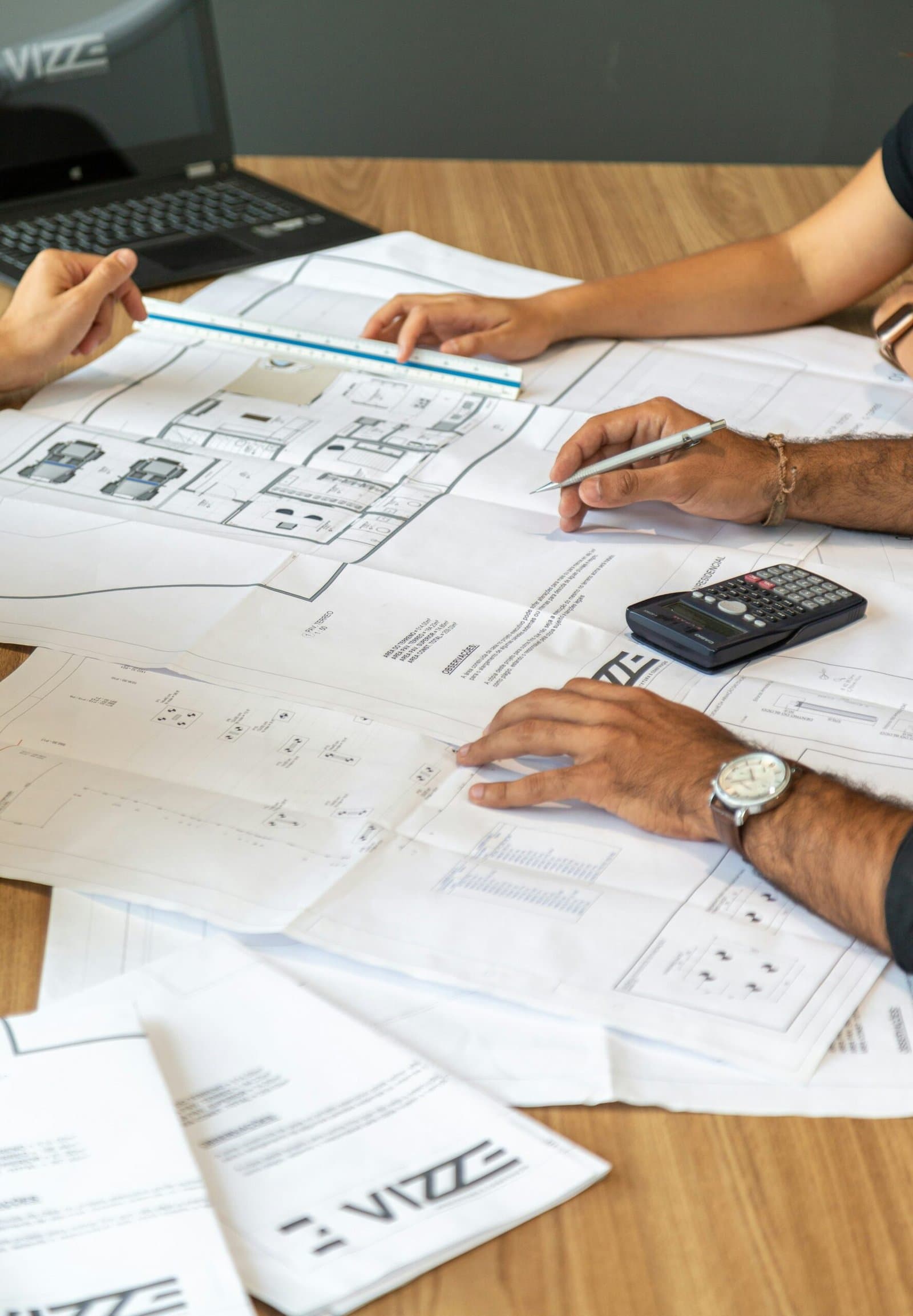 Intervenants réunis autour des plans pour coordonner l’avancement d’un chantier.